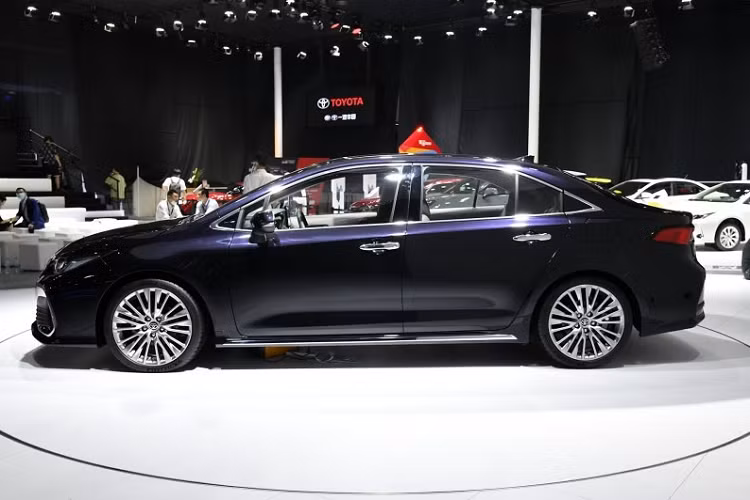 Là sản phẩm của liên doanh FAW-Toyota, Allion 2021 được phát triển dựa trên cớ sở gầm bệ TNGA tương tự Avalon, Camry và Corolla Altis. Đồng thời, Toyota Allion thế hệ mới cũng được định vị giữa Corolla Altis và Avalon tại thị trường tỷ dân này. Xe sở hữu chiều dài cơ sở 2.750 mm, nhỉnh hơn Corolla Altis nhưng lại ngắn hơn Avalon. Đây là một mẫu sedan "lỡ cỡ", không phải là xe cỡ C cũng chẳng hẳn là ôtô hạng D.