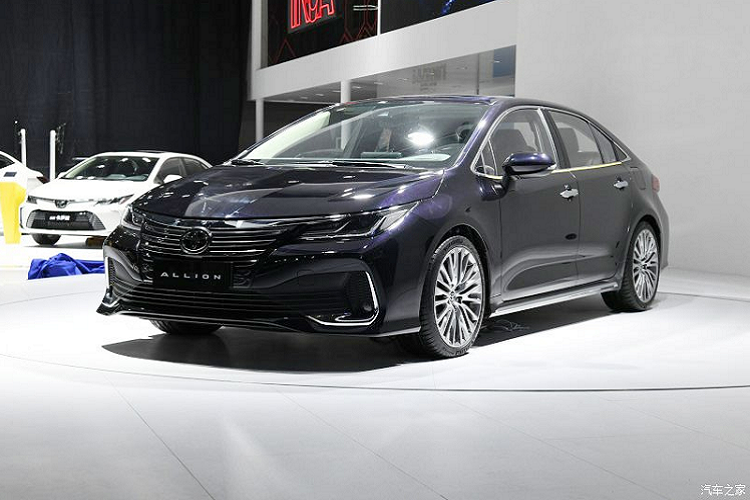 Nói đến cái tên Toyota Allion 2021 mới, có lẽ nhiều người sẽ cảm thấy khá xa lạ. Đây vốn là mẫu sedan cao cấp hơn Corolla và trước đây chỉ được bày bán ở thị trường Nhật Bản. Đến nay, hãng Toyota quyết định mở rộng thị trường cho Allion bằng cách ra mắt mẫu xe này trong triển lãm Ô tô Quảng Châu 2020 hiện đang diễn ra tại Trung Quốc.