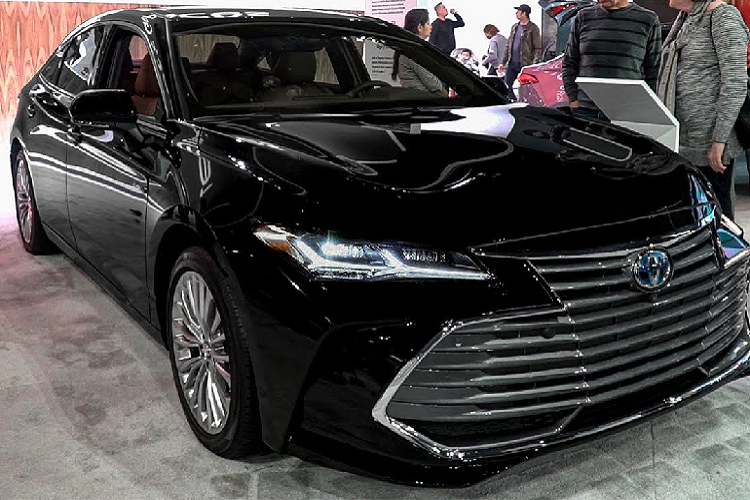 Nằm bên dưới nắp ca-pô của Toyota Allion 2021 là khối động cơ xăng Dynamic Force 4 xi-lanh, hút khí tự nhiên, dung tích 2.0 lít, dùng chung với Avalon. Trên Toyota Avalon, động cơ này sản sinh công suất tối đa 178 mã lực và mô-men xoắn cực đại 210 Nm. Sức mạnh động cơ được truyền tới bánh thông qua hộp số Direct Shift-CVT giả lập 10 cấp.