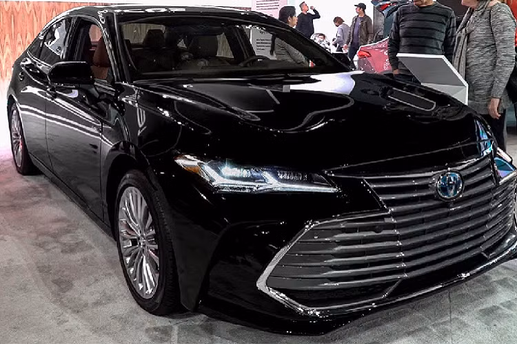 Nằm bên dưới nắp ca-pô của Toyota Allion 2021 là khối động cơ xăng Dynamic Force 4 xi-lanh, hút khí tự nhiên, dung tích 2.0 lít, dùng chung với Avalon. Trên Toyota Avalon, động cơ này sản sinh công suất tối đa 178 mã lực và mô-men xoắn cực đại 210 Nm. Sức mạnh động cơ được truyền tới bánh thông qua hộp số Direct Shift-CVT giả lập 10 cấp.