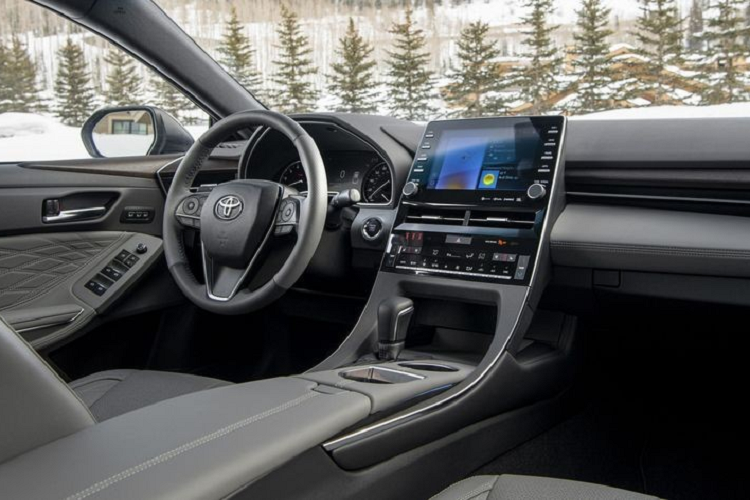 Ngoài ra, Toyota Allion 2021 còn được trang bị hốc gió trung tâm cỡ lớn, kéo dài sang hốc đèn sương mù hai bên. Nằm trong hốc được bao quanh bởi viền mạ crôm này là đèn sương mù trước khá nhỏ. Đằng sau, Toyota Allion 2021 sở hữu thiết kế khá giống với đàn anh Avalon thế hệ mới. Bên dưới logo hãng Toyota cũng có tem chữ nổi như Toyota Avalon. Thêm vào đó là đèn hậu LED và bộ vành la-zăng đa chấu.