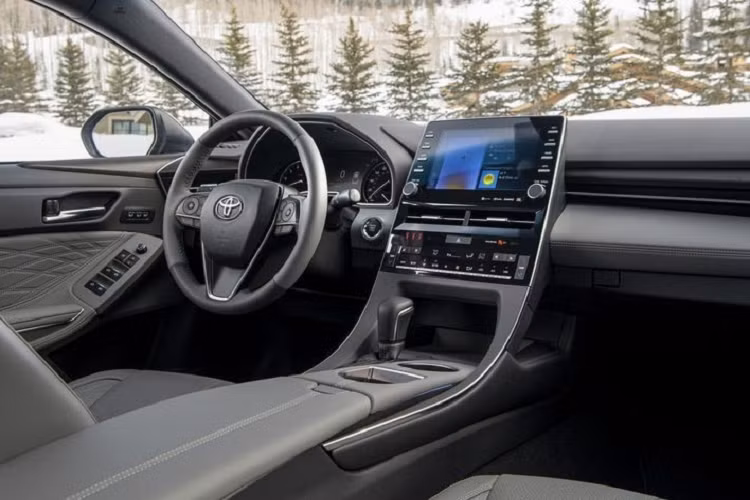 Ngoài ra, Toyota Allion 2021 còn được trang bị hốc gió trung tâm cỡ lớn, kéo dài sang hốc đèn sương mù hai bên. Nằm trong hốc được bao quanh bởi viền mạ crôm này là đèn sương mù trước khá nhỏ. Đằng sau, Toyota Allion 2021 sở hữu thiết kế khá giống với đàn anh Avalon thế hệ mới. Bên dưới logo hãng Toyota cũng có tem chữ nổi như Toyota Avalon. Thêm vào đó là đèn hậu LED và bộ vành la-zăng đa chấu.