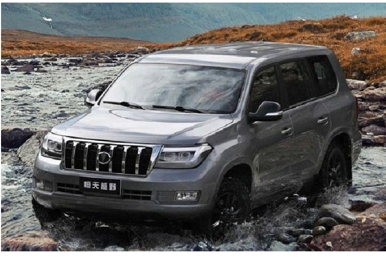 Thậm chí phần thân xe và lưới tản nhiệt chrome phía trước cũng sao chép của Toyota Land Cruiser. Tất nhiên, nếu nhìn kỹ sẽ thấy một vài khác biệt nhưng không đáng kể.