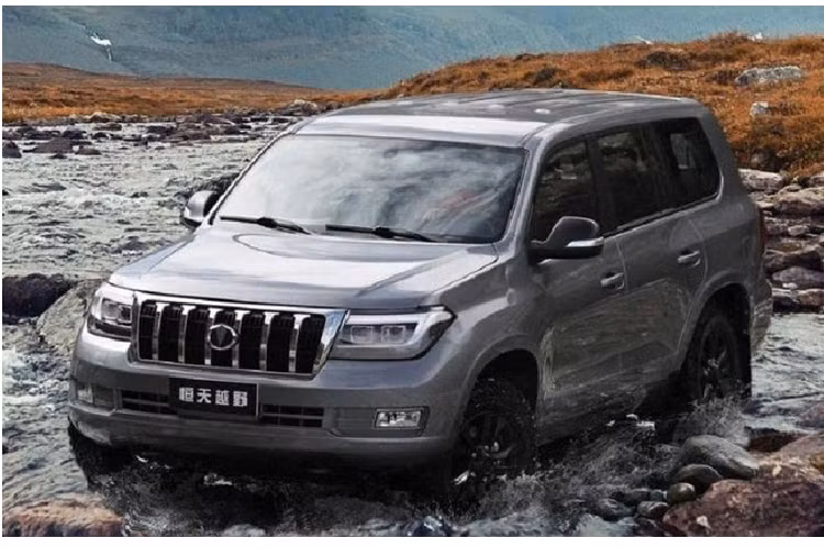 Thậm chí phần thân xe và lưới tản nhiệt chrome phía trước cũng sao chép của Toyota Land Cruiser. Tất nhiên, nếu nhìn kỹ sẽ thấy một vài khác biệt nhưng không đáng kể.