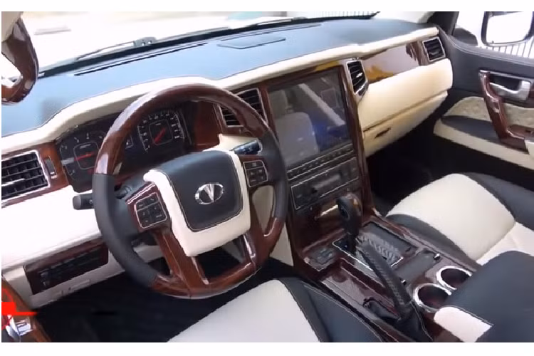 Khác biệt lớn nhất là động cơ và hộp số. SUV L4600 nhái Toyota Land Cruiser sử dụng động cơ V8 4.6L chỉ cho công suất 286 mã lực. Trong khi đó, Toyota Land Cruiser dùng động cơ V8 5.7L đạt công suất 381 mã lực.