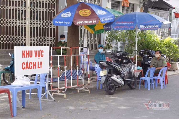 17 nha o quan Tan Phu bi phong toa vi ca tai duong tinh Covid-19