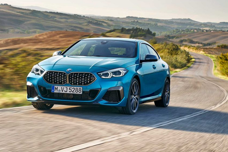Đầu tiên giá xe BMW 2 Series Gran Coupe tiêu chuẩn bán ra 38.495 USD (khoảng 892 triệu đồng), bạn sẽ có một chiếc 228i xDrive sử dụng động cơ 2.0 lít 4 xy lanh Turbo, sản sinh công suất cực đại 228 mã lực và 350 Nm mô-men xoắn, đi kèm với hộp số tự động 8 cấp.
