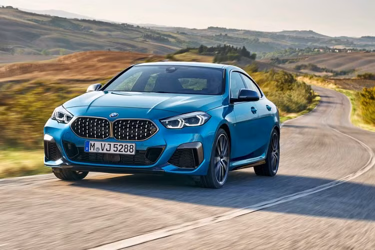 Đầu tiên giá xe BMW 2 Series Gran Coupe tiêu chuẩn bán ra 38.495 USD (khoảng 892 triệu đồng), bạn sẽ có một chiếc 228i xDrive sử dụng động cơ 2.0 lít 4 xy lanh Turbo, sản sinh công suất cực đại 228 mã lực và 350 Nm mô-men xoắn, đi kèm với hộp số tự động 8 cấp.