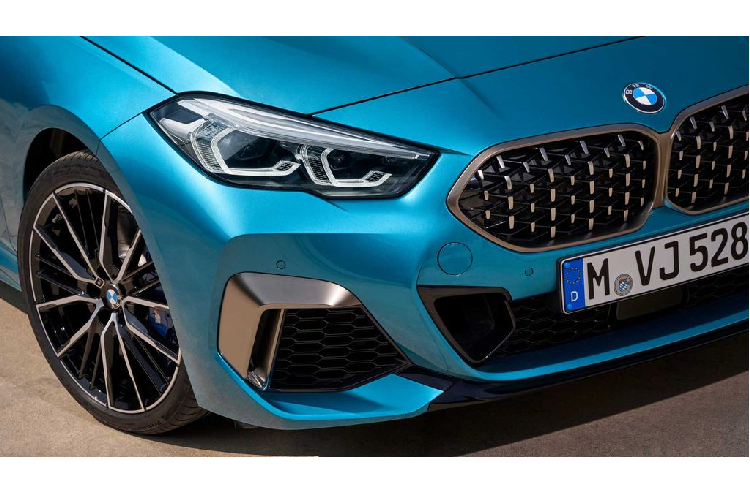 Bên trong khoang nội thất, khách hàng có 5 sự lựa chọn tiêu chuẩn về màu da bao gồm Đỏ Magma Perforated, Mocha Perforated, Đen Xanh, Oyster Perforated, và Đen Perforated. Các tùy chọn nâng cao bao gồm màu Illuminated Brooklyn, Illuminated Boston và Illuminated Berlin.