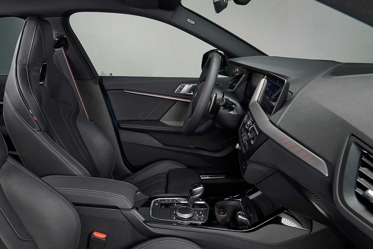 Về trang bị tiện nghi, nhà sản xuất đưa ra 2 gói option. Gói Cao cấp với giá 2.650 USD (61,4 triệu đồng) trang bị cho người dùng một cụm đồng hồ điện tử, màn hình HUD, hệ thống đèn pha full LED thích ứng, vô lăng và hàng ghế trước tích hợp sưởi và dụng cụ mở cửa gara thông minh. Và với 200 đô la (4,6 triệu đồng) thêm cho gói Hỗ trợ Đỗ xe, khách hàng sẽ có thêm hệ thống Hỗ trợ đỗ và Kiểm soát Khoảng cách Đỗ Chủ động.