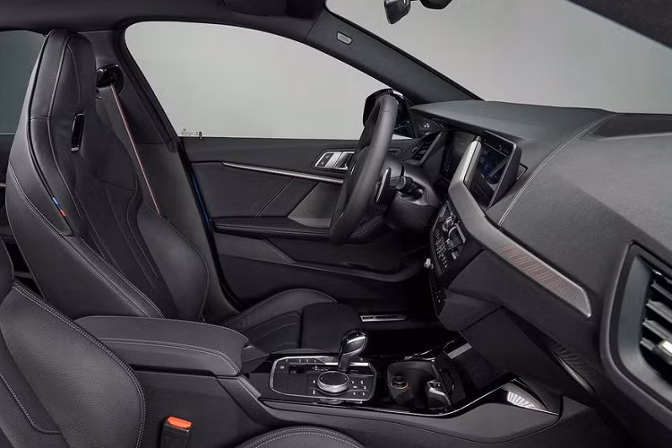 Về trang bị tiện nghi, nhà sản xuất đưa ra 2 gói option. Gói Cao cấp với giá 2.650 USD (61,4 triệu đồng) trang bị cho người dùng một cụm đồng hồ điện tử, màn hình HUD, hệ thống đèn pha full LED thích ứng, vô lăng và hàng ghế trước tích hợp sưởi và dụng cụ mở cửa gara thông minh. Và với 200 đô la (4,6 triệu đồng) thêm cho gói Hỗ trợ Đỗ xe, khách hàng sẽ có thêm hệ thống Hỗ trợ đỗ và Kiểm soát Khoảng cách Đỗ Chủ động.