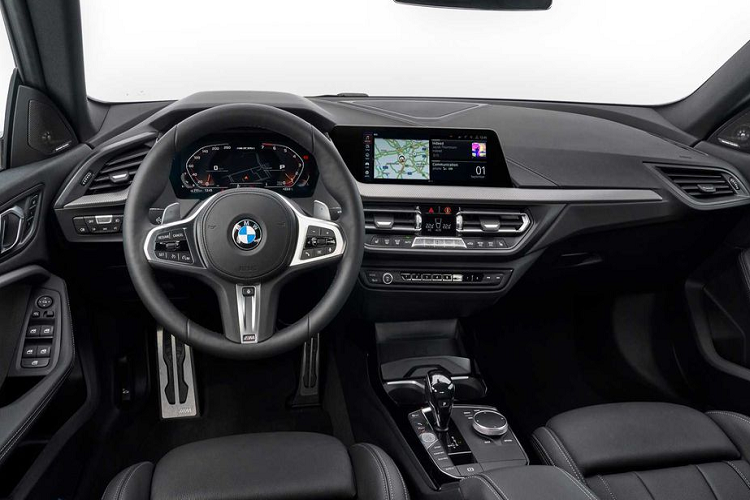 Chưa hết, danh sách các options còn bao gồm tính năng kiểm soát hành trình thích ứng (1.200 đô – 27,8 triệu đồng), cụm đồng hồ điện tử (1.100 đô 25,5 triệu đồng), chìa khóa thông minh (300 đô – 7 triệu đồng), chìa mở gara thông minh (200 đô – 4,6 triệu đồng), cửa sổ trời toàn cảnh (1.350 đô – 31 triệu đồng), bộ phát wifi và sạc điện thoại không dây (500 đô – 11,5 triệu đồng), ...