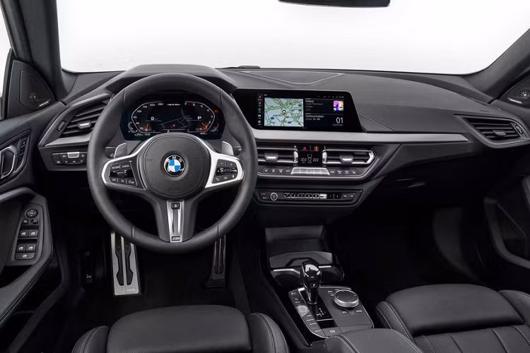 Chưa hết, danh sách các options còn bao gồm tính năng kiểm soát hành trình thích ứng (1.200 đô – 27,8 triệu đồng), cụm đồng hồ điện tử (1.100 đô 25,5 triệu đồng), chìa khóa thông minh (300 đô – 7 triệu đồng), chìa mở gara thông minh (200 đô – 4,6 triệu đồng), cửa sổ trời toàn cảnh (1.350 đô – 31 triệu đồng), bộ phát wifi và sạc điện thoại không dây (500 đô – 11,5 triệu đồng), ...