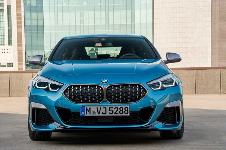 Mặt khác, BMW mang tới cho khách hàng 6 tùy chọn thiết kế la zăng bao gồm 4 kiểu kích thước 18-inch không phụ phí và 2 mẫu 19-inch với giá 600 đô (gần 14 triệu đồng).