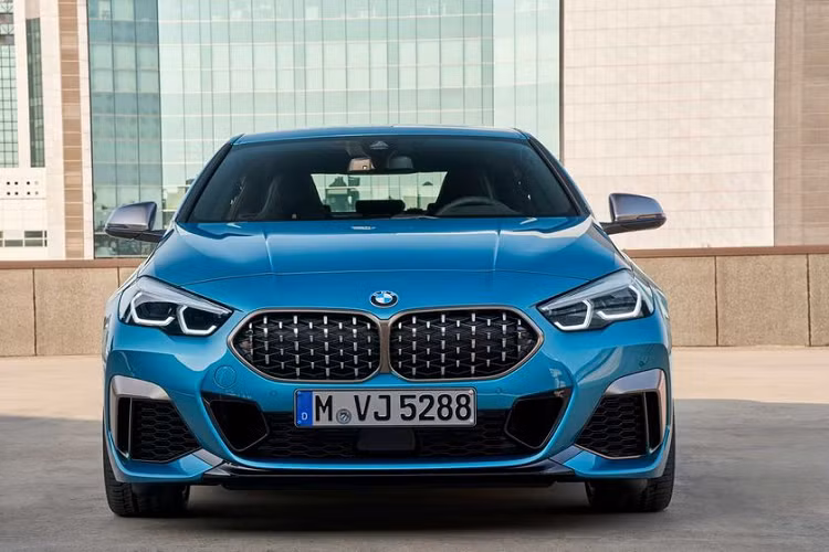 Mặt khác, BMW mang tới cho khách hàng 6 tùy chọn thiết kế la zăng bao gồm 4 kiểu kích thước 18-inch không phụ phí và 2 mẫu 19-inch với giá 600 đô (gần 14 triệu đồng).