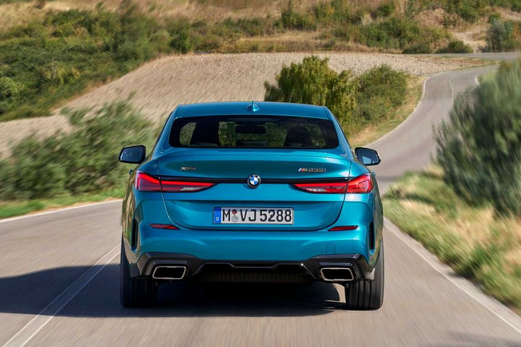 Điều khiển hệ thống thông tin – giải trí thông minh (199 đô – 4,6 triệu đồng), hàng ghế trước thể M Sport (750 đô – 17 triệu đồng), gói Shadowline tăng cường (300 đô – 7 triệu đồng), tính năng sưởi trên hàng ghế trước và vô lăng (550 đô – 13 triệu đồng), hệ thống âm thanh Harman Kardon (875 đô – 20 triệu đồng), Kiểm soát Giảm chấn Linh hoạt (500 đô – 11,5 triệu đồng).