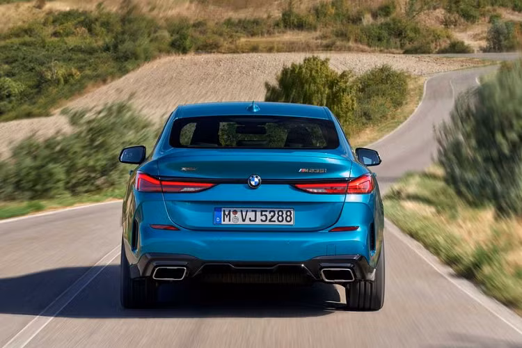 Điều khiển hệ thống thông tin – giải trí thông minh (199 đô – 4,6 triệu đồng), hàng ghế trước thể M Sport (750 đô – 17 triệu đồng), gói Shadowline tăng cường (300 đô – 7 triệu đồng), tính năng sưởi trên hàng ghế trước và vô lăng (550 đô – 13 triệu đồng), hệ thống âm thanh Harman Kardon (875 đô – 20 triệu đồng), Kiểm soát Giảm chấn Linh hoạt (500 đô – 11,5 triệu đồng).