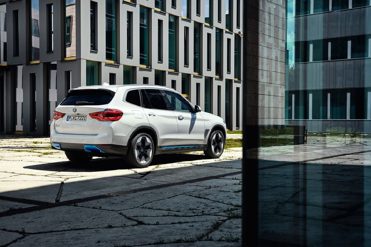 Bên dưới nắp ca-pô, "trái tim" của BMW iX3 thế hệ mới là khối động cơ eDrive thế hệ thứ 5 với ắc-quy 80 kWh kết hợp mô-tơ điện, sản sinh ra công suất 282 mã lực và 400 Nm mô-men xoắn cực đại