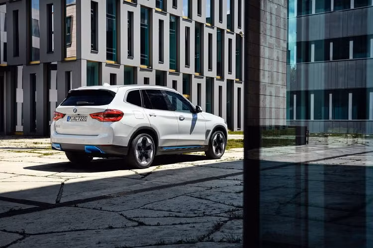 Bên dưới nắp ca-pô, "trái tim" của BMW iX3 thế hệ mới là khối động cơ eDrive thế hệ thứ 5 với ắc-quy 80 kWh kết hợp mô-tơ điện, sản sinh ra công suất 282 mã lực và 400 Nm mô-men xoắn cực đại