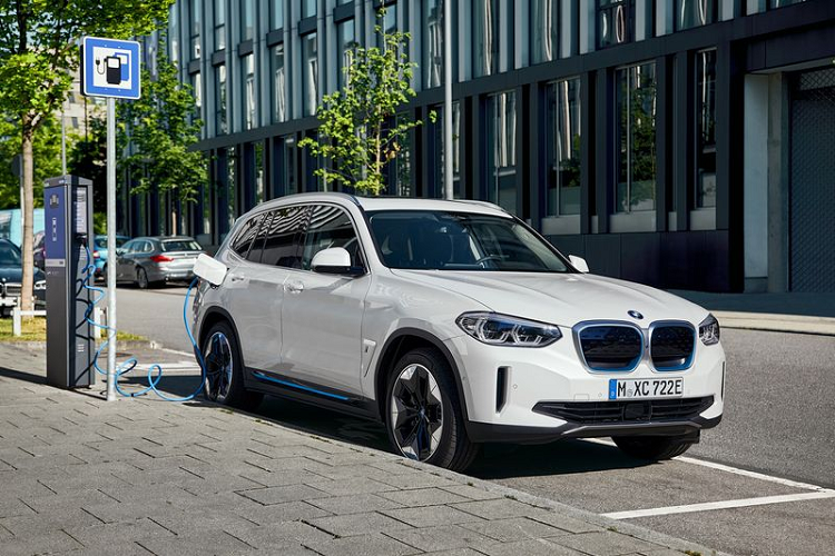 Mới đây, hãng xe sang xứ Bavaria - BMW đã cho ra mắt mẫu xe iX3 hoàn toàn mới, mẫu xe thuần điện được phát triển dựa trên người anh em X3 truyền thống. So sánh với biến thể sử dụng động cơ đốt trong, BMW iX3 2021 mới bên cạnh việc sở hữu hệ truyền động hoàn toàn bằng điện còn mang một diện mạo tươi mới và dễ dàng thu hút tập người dùng trẻ tuổi hơn.