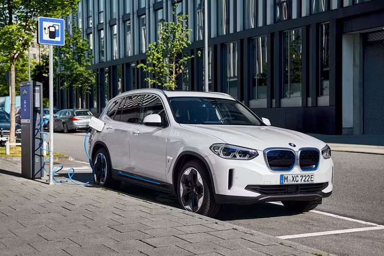 Mới đây, hãng xe sang xứ Bavaria - BMW đã cho ra mắt mẫu xe iX3 hoàn toàn mới, mẫu xe thuần điện được phát triển dựa trên người anh em X3 truyền thống. So sánh với biến thể sử dụng động cơ đốt trong, BMW iX3 2021 mới bên cạnh việc sở hữu hệ truyền động hoàn toàn bằng điện còn mang một diện mạo tươi mới và dễ dàng thu hút tập người dùng trẻ tuổi hơn.