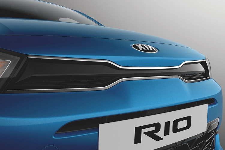 Kia Rio 2021 mới tại Mỹ không có nhiều khác biệt về ngoại hình so với phiên bản tại châu Âu. Tổng thể, Rio 2021 có phần đầu xe được sửa đổi với lưới tản nhiệt hình mũi hổ thanh mảnh hơn. Hệ thống đèn chiếu sáng LED tích hợp đèn daylight. Đèn sương mù được tích hợp trong hốc gió giả.