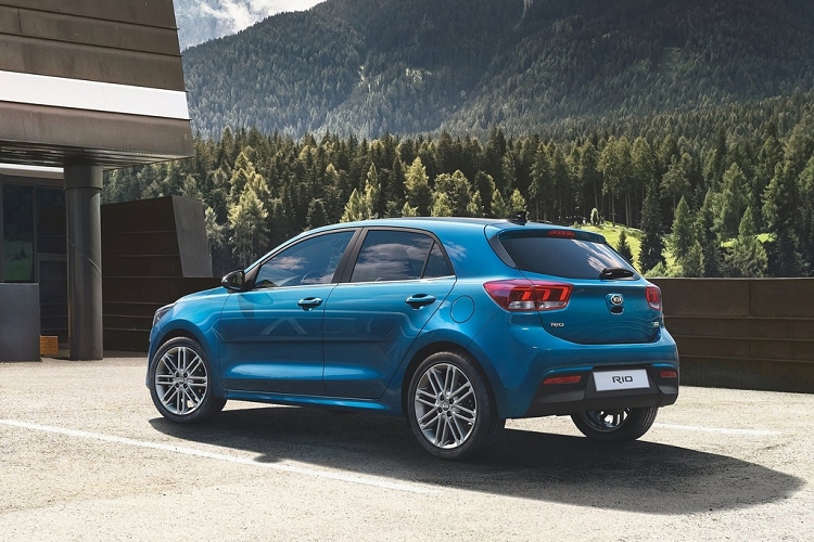 Phiên bản cao hơn là Rio S có giá từ 16.690 USD. Phiên bản này có thêm tính năng kiểm soát hành trình, khóa thông minh, hàng ghế sau có thể gập lại, cổng USB và tựa tay.