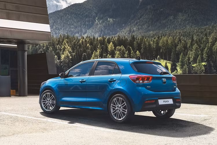 Phiên bản cao hơn là Rio S có giá từ 16.690 USD. Phiên bản này có thêm tính năng kiểm soát hành trình, khóa thông minh, hàng ghế sau có thể gập lại, cổng USB và tựa tay.
