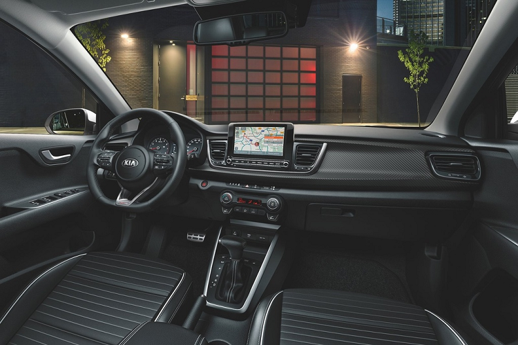 Những thay đổi bên trong gồm màn hình thông tin giải trí kích thước 8 inch cảm ứng, tích hợp kết nối Apple CarPlay/Android Auto không dây. Ngoài ra, hệ thống Bluetooth trên xe còn cho phép kết nối cùng lúc 2 điện thoại. Tính năng chia đôi màn hình giúp người lái theo dõi nhiều thông tin hơn.