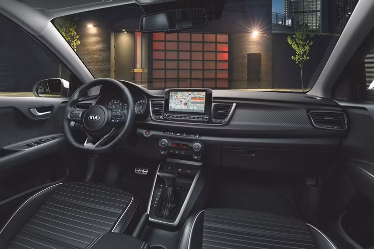 Những thay đổi bên trong gồm màn hình thông tin giải trí kích thước 8 inch cảm ứng, tích hợp kết nối Apple CarPlay/Android Auto không dây. Ngoài ra, hệ thống Bluetooth trên xe còn cho phép kết nối cùng lúc 2 điện thoại. Tính năng chia đôi màn hình giúp người lái theo dõi nhiều thông tin hơn.