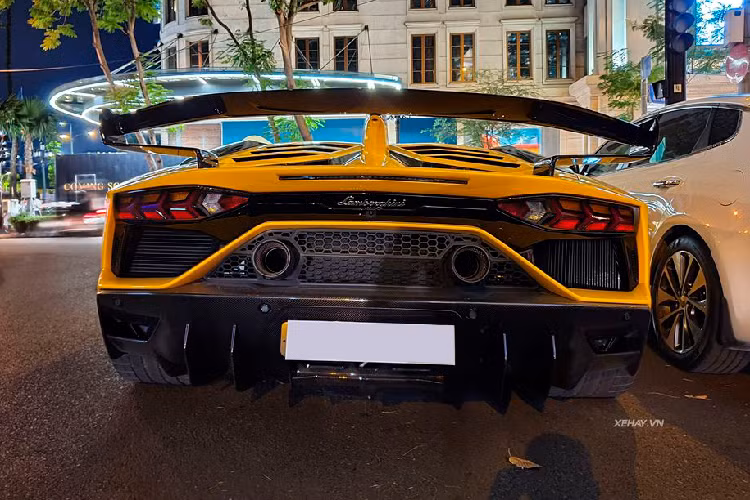 Sức mạnh này đã giúp Aventador SVJ lập kỷ lục mới trên đường đua Nurburgring với thành tích chỉ 6 phút 44,97 giây. Theo một số nguồn tin, giá xe Lamborghini Aventador SVJ thứ 2 tại Việt Nam dự kiến dao động trong khoảng trên 2,3 triệu USD (khoảng 53 tỷ đồng). Trong khi đó tại Mỹ, mẫu xe này đã có giá khởi điểm từ 517.700 USD (khoảng 12 tỷ đồng).