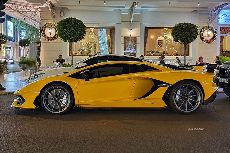 Là một phiên bản nâng cấp hiệu suất của Aventador SV, SVJ không chỉ mạnh mẽ hơn tất cả những bản Aventador khác mà còn được hưởng lợi từ hệ thống khí động chủ động ALA thế hệ mới nhất.