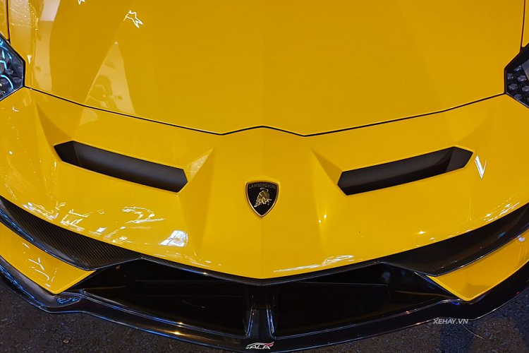 Chiếc Aventador mạnh mẽ nhất còn được trang bị hệ thống đánh lái cầu sau LRS và lốp Pirelli P Zero Corsa phát triển độc quyền. Mẫu xe này chỉ được sản xuất với số lượng giới hạn 963 chiếc. Trong đó, 63 chiếc sẽ thuộc bản đặc biệt hơn nhân kỷ niệm năm thành lập của hãng, năm 1963.