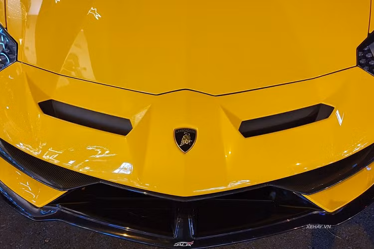 Chiếc Aventador mạnh mẽ nhất còn được trang bị hệ thống đánh lái cầu sau LRS và lốp Pirelli P Zero Corsa phát triển độc quyền. Mẫu xe này chỉ được sản xuất với số lượng giới hạn 963 chiếc. Trong đó, 63 chiếc sẽ thuộc bản đặc biệt hơn nhân kỷ niệm năm thành lập của hãng, năm 1963.