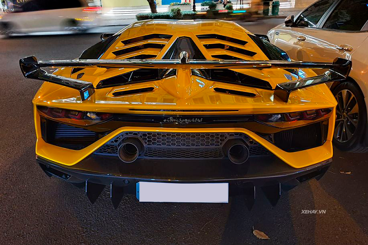 Sau khi được áp dụng những công nghệ đặc biệt, Lamborghini Aventador SVJ có trọng lượng chỉ 1.525kg và lực ép được tăng thêm tới 40%, trong khi hệ số lực cản không khí giảm được 1% so với SV.