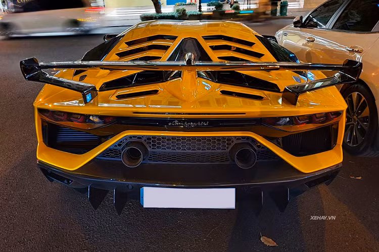 Sau khi được áp dụng những công nghệ đặc biệt, Lamborghini Aventador SVJ có trọng lượng chỉ 1.525kg và lực ép được tăng thêm tới 40%, trong khi hệ số lực cản không khí giảm được 1% so với SV.