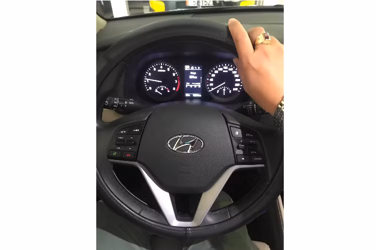 Nội thất nhiều “đồ chơi” bao gồm ghế ngồi bọc da, ghế phụ chỉnh điện 8 hướng (bản tiêu chuẩn chỉnh tay), hệ thống giải trí sử dụng màn hình cảm ứng 7 inch.