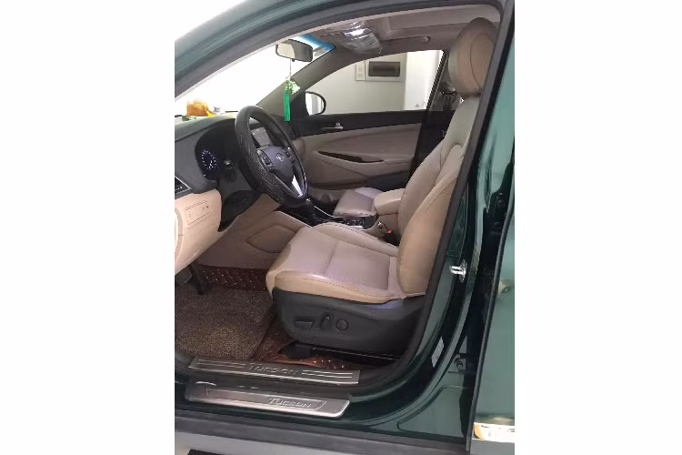 Là phiên bản full options, Tucson T-GDI tại Việt Nam được trang bị mâm 19 inch, tấm ốp gầm xe trước và cụm ống xả kép phía sau, đèn pha LED + tính năng rửa đèn pha, giảm xóc hiệu suất cao (ASD), hệ thống hỗ trợ đỗ xe (PAS).