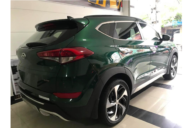 Sức mạnh được truyền xuống cầu trước (FWD) thông hộp số tự động ly hợp kép 7 cấp (7-DCT) đi cùng với 03 chế độ lái (Drive Mode) gồm: Eco - Normal – Sport. Tucson T-GDI 1.6L là phiên bản cao cấp hơn 02 phiên bản còn lại gồm: Xăng 2.0L MPI và Dầu 2.0L CRD-i.