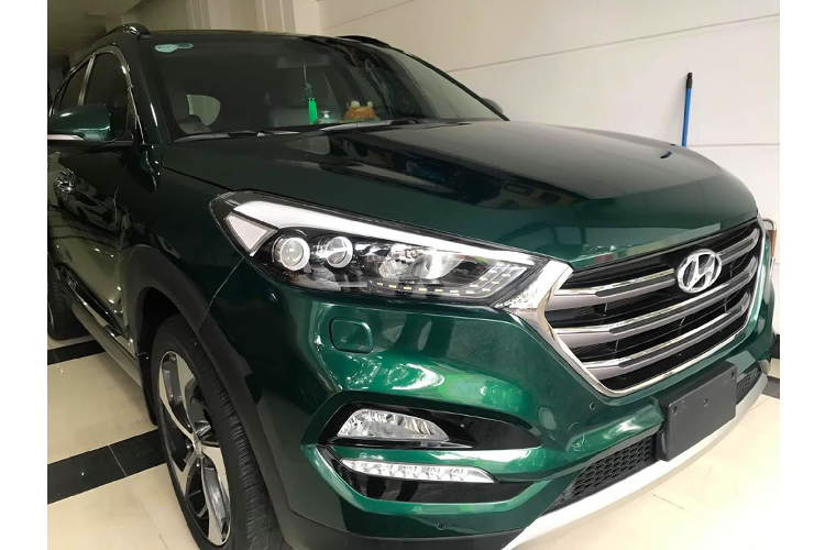 Sau 2 năm sử dụng, xe đã lăn bánh được khoảng 10.000km, giá xe Hyundai Tucson này được bán 820 triệu đồng, mức giá này nhỉnh hơn so với các mẫu xe cùng phiên bản cùng đời. Tại thời điểm năm 2018, Hyundai Tucson phiên bản T-GDI này có giá bán 950 triệu đồng.
