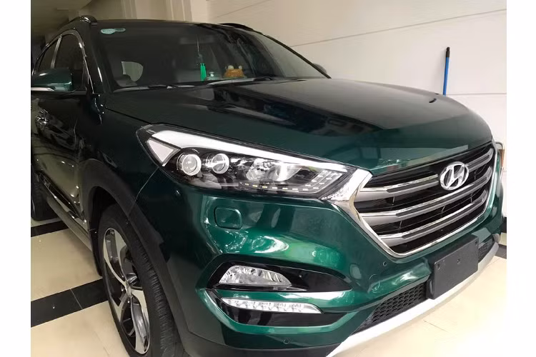 Sau 2 năm sử dụng, xe đã lăn bánh được khoảng 10.000km, giá xe Hyundai Tucson này được bán 820 triệu đồng, mức giá này nhỉnh hơn so với các mẫu xe cùng phiên bản cùng đời. Tại thời điểm năm 2018, Hyundai Tucson phiên bản T-GDI này có giá bán 950 triệu đồng.