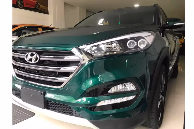 Ngoài ra còn có tích hợp GPS bản đồ Việt Nam, cửa sổ trời toàn cảnh (Panorama), đồng hồ hỗ trợ lái TFT 4,2 inch, hệ thống 6 túi khí,…