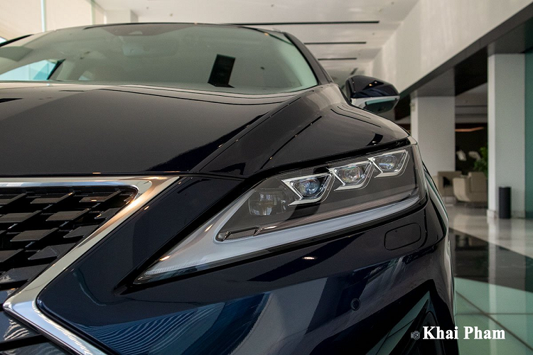 Không giống như bản cũ, Lexus RX 450h 2020 không còn những thanh ngang ở khu vực lưới tản nhiệt mà thay vào đó là dạng vân kim cương 3D hoàn toàn mới hiện đại hơn. Mẫu SUV hạng sang cỡ trung này còn sử dụng công đèn pha tự động thích ứng (AHS) giúp tự động điều chỉnh góc đánh lái, bật/tắt tự động và hoàn toàn là bóng LED. Với công nghệ trên, những chiếc Lexus RX 450h ở Việt Nam tương đương với những phiên bản đang bán ở Mỹ hay châu Âu.