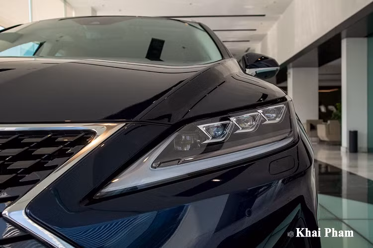 Không giống như bản cũ, Lexus RX 450h 2020 không còn những thanh ngang ở khu vực lưới tản nhiệt mà thay vào đó là dạng vân kim cương 3D hoàn toàn mới hiện đại hơn. Mẫu SUV hạng sang cỡ trung này còn sử dụng công đèn pha tự động thích ứng (AHS) giúp tự động điều chỉnh góc đánh lái, bật/tắt tự động và hoàn toàn là bóng LED. Với công nghệ trên, những chiếc Lexus RX 450h ở Việt Nam tương đương với những phiên bản đang bán ở Mỹ hay châu Âu.