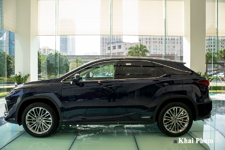 "Trái tim" xe Lexus RX 450h 2020 là khối động cơ xăng V6, dung tích 3.5L hút khí tự nhiên. Bên cạnh đó, xe còn có 2 mô tơ điện cho tổng công suất tối đa 259 mã lực và mô-men xoắn cực đại 335 Nm. Mẫu SUV hạng sang cỡ trung này vận hành thông qua hộp số tự động vô cấp CVT và hệ dẫn động 4 bánh toàn thời gian. Được biết, giá xe Lexus RX 450h 2020 được phân phối với mức niêm yết chính hãng là 4,64 tỷ đồng.