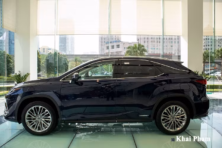 "Trái tim" xe Lexus RX 450h 2020 là khối động cơ xăng V6, dung tích 3.5L hút khí tự nhiên. Bên cạnh đó, xe còn có 2 mô tơ điện cho tổng công suất tối đa 259 mã lực và mô-men xoắn cực đại 335 Nm. Mẫu SUV hạng sang cỡ trung này vận hành thông qua hộp số tự động vô cấp CVT và hệ dẫn động 4 bánh toàn thời gian. Được biết, giá xe Lexus RX 450h 2020 được phân phối với mức niêm yết chính hãng là 4,64 tỷ đồng.