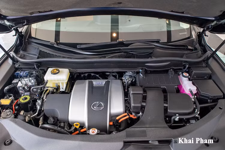 Tất cả các vị trí ghế ngồi trên xe Lexus RX 450h 2020 đều được trang bị da Semi-Aniline cao cấp mang đến sự êm ái giúp người dùng có những trải nghiệm tốt nhất. Hàng ghế trước của xe chỉnh điện 10 hướng, nhớ 3 vị trí cùng loạt tính năng sưởi ấm/làm mát và hỗ trợ ra vào. Trong khi đó, hàng ghế sau của xe rộng rãi có khả năng gập 40:60.