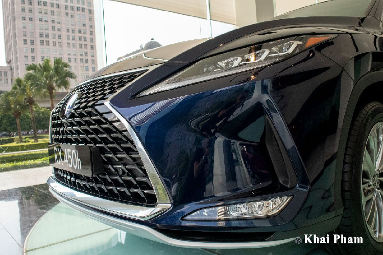 Ở ngoại thất, mẫu xe SUV Lexus RX 450h 2020 duy trì ngôn ngữ thiết kế thể thao với những đường nét góc cạnh từ bản tiền nhiệm, cùng với đó xe sở hữu một vài thay đổi để tạo điểm nhấn khác biệt.