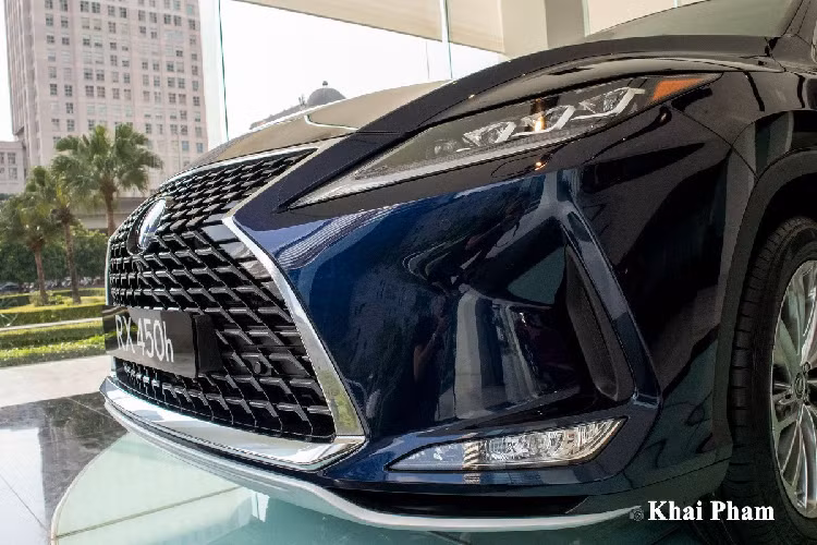 Ở ngoại thất, mẫu xe SUV Lexus RX 450h 2020 duy trì ngôn ngữ thiết kế thể thao với những đường nét góc cạnh từ bản tiền nhiệm, cùng với đó xe sở hữu một vài thay đổi để tạo điểm nhấn khác biệt.