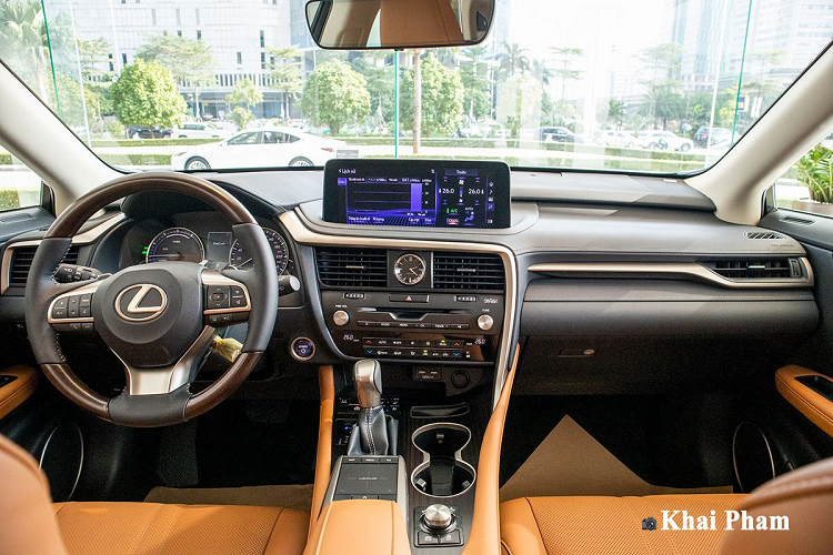 Lexus RX 450h facelift sở hữu mức giá cao nên xe có gương chiếu hậu chỉnh điện, gập tự động, tự động điều chỉnh khi lùi, chống chói, chức năng sấy và cả nhớ vị trí. Tay nắm cửa xe tích hợp cảm biến mở cửa thông minh mang đến sự tiện dụng. Hơn nữa, khu vực thân xe còn nổi bật nhờ "dàn chân" kích thước 20 inch đa chấu với tông màu bắt mắt, dòng chữ Hybrid biểu hiện động cơ điện.